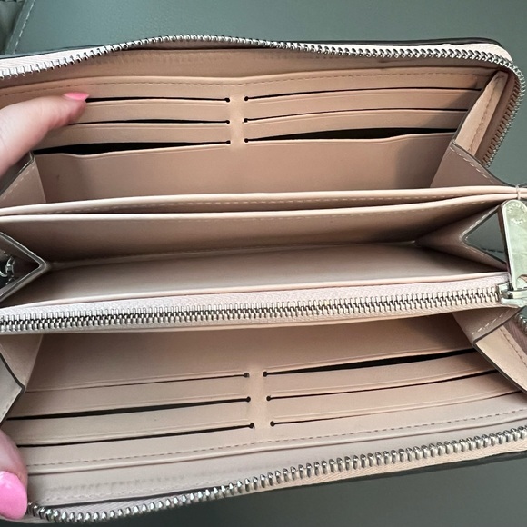 Like New Louis Vuitton Zippy Wallet - Picture 2 of 11